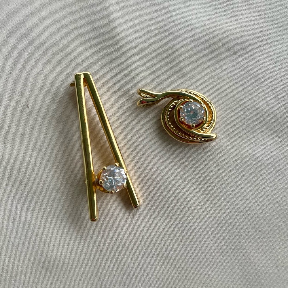 Vintage Queen Anne V-Shaped Gold-Tone CZ Brooch with Pendant - Picture 2 of 7
